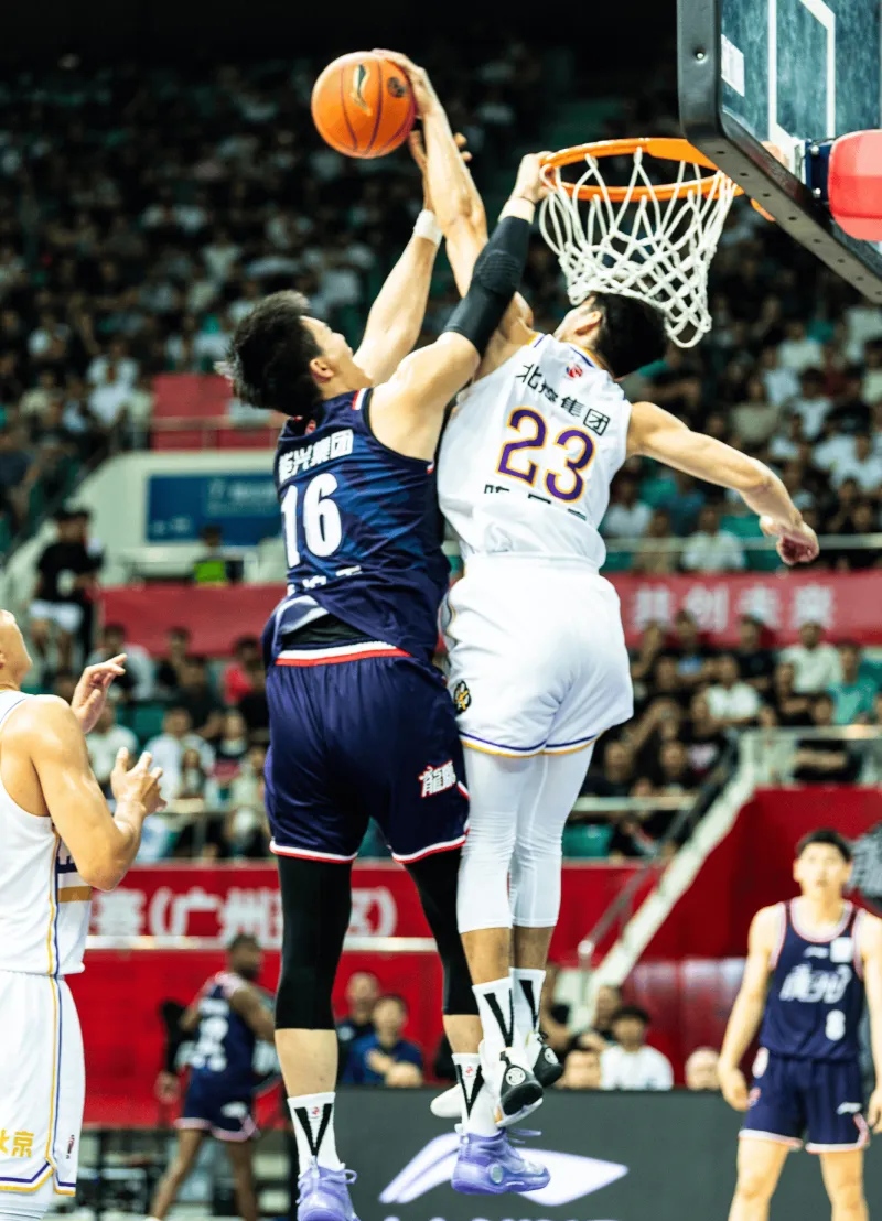 开云体育官网-内线大闸抢篮板主宰板凳，硬气防守屡屡完成关键的简单介绍