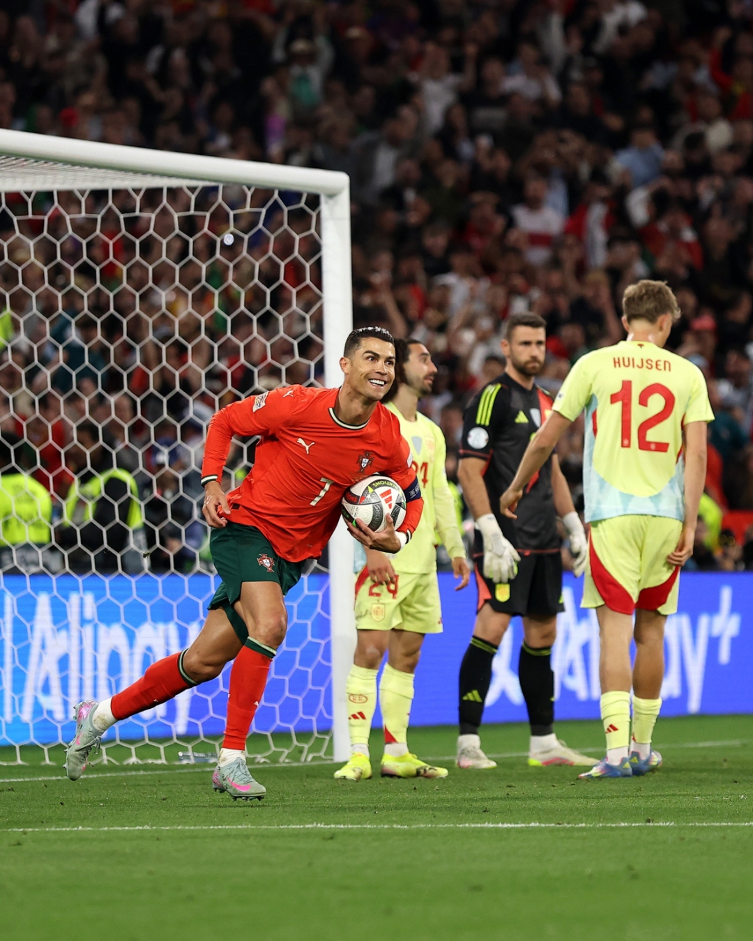 西班牙队迎战瑞典，冲击欧洲联赛决赛